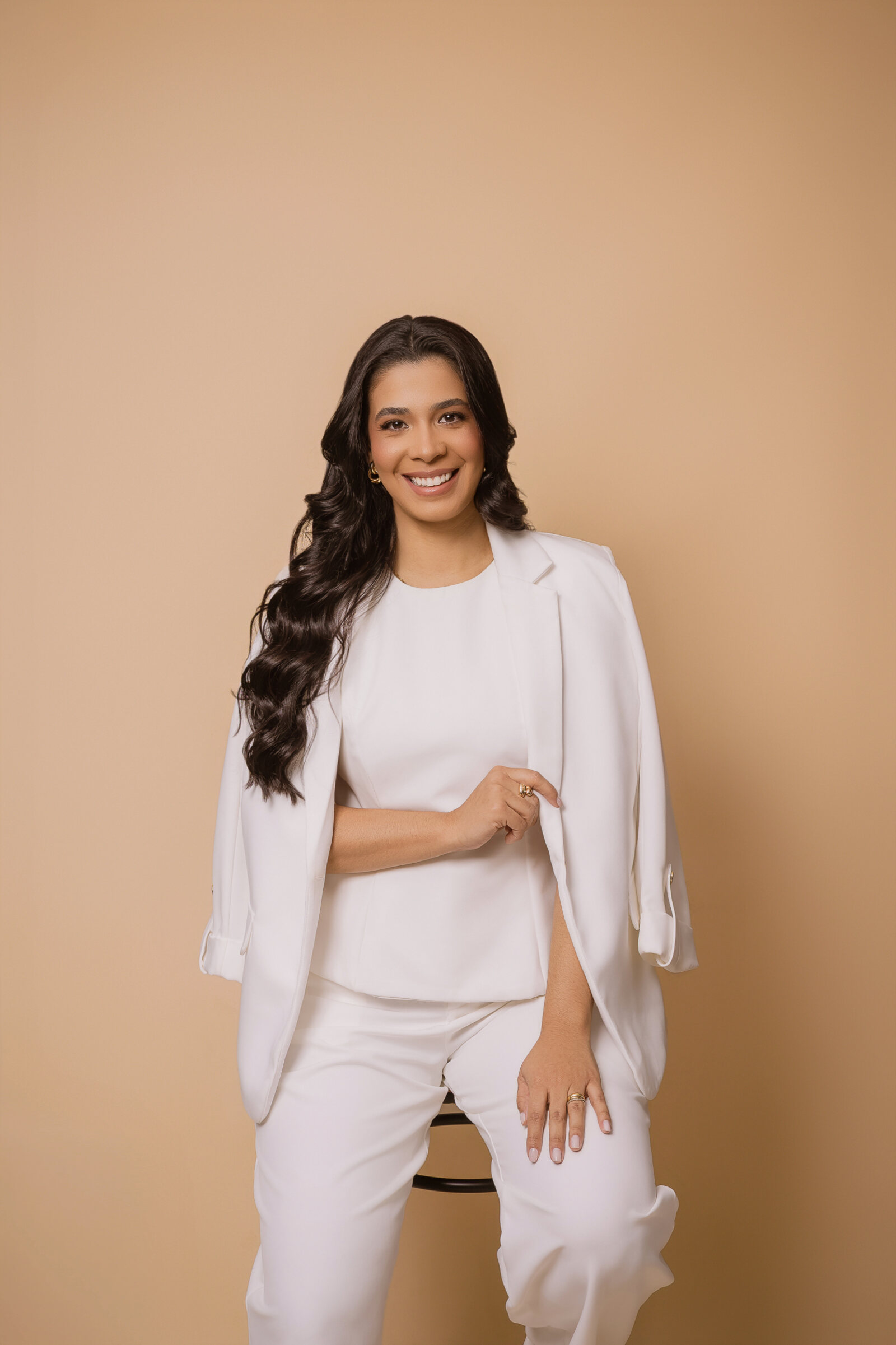 Dra. Raissa Viturino, médica coloproctologista, em pé sorrindo